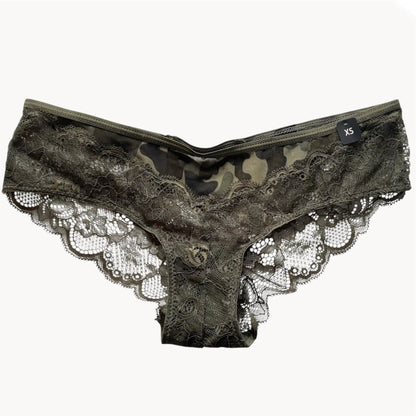 Camouflage &amp; Spitzenhöschen – Entwaffnende Versuchung